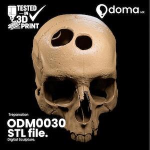 Puede incluir: Un modelo de cráneo humano impreso en 3D de color bronceado con dos orificios circulares en el cráneo. El texto "TESTED IN 3D PRINT", "doma.mx", "Trepanation", "ODM0030 STL file." y "Digital Sculpture." es visible en el fondo negro.