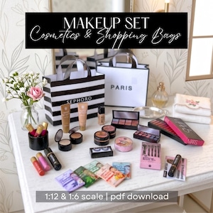 Puede incluir: Un set de maquillaje en miniatura que incluye pequeños tubos de cosméticos, polveras, paletas de sombras de ojos y bolsas de compras con las etiquetas Sephora y Paris. Colección de artículos de belleza a escala 1:12 y 1:6.