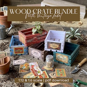 Puede incluir: Una colección de pequeñas cajas de madera en varios colores, incluyendo rojo, azul, blanco y verde, con etiquetas de estilo vintage. La imagen también presenta pequeñas plantas, herramientas de jardinería y etiquetas. El texto en la imagen dice "WOOD CRATE BUNDLE With Vintage Label".