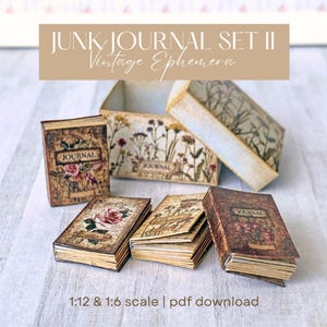 Op de afbeelding: Een set miniatuur vintage journals en een doos met bloemen- en botanische ontwerpen. De journals hebben verouderd papier en rozenillustraties. De tekst "JUNK JOURNAL SET II Vintage Ephemera" is zichtbaar. De schaal is 1:12 & 1:6.