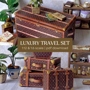 Könnte beinhalten: Ein luxuriöses Miniatur-Reiseset bestehend aus braunen Koffern mit wiederkehrendem Monogramm-Muster, goldfarbenen Metallecken und riemenartigem Lederimitat. Das Set enthält Koffer in verschiedenen Größen und eine große Truhe im Maßstab 1:12 und 1:6.