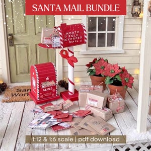 Könnte beinhalten: Ein Miniatur-Weihnachtspost-Set mit einem roten Briefkasten mit der Aufschrift North Pole Express Mail, einem rot-weiß gestreiften Pfosten, einem roten Sammelkasten, braunen Papierpaketen, kleinen Umschlägen und zwei roten Weihnachtssternen.