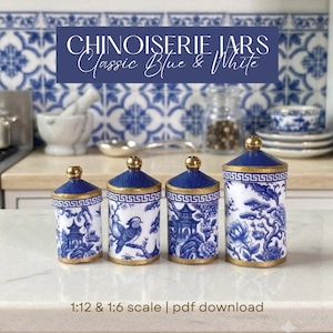 Peut inclure: Quatre bocaux cylindriques avec couvercles, ornés de motifs bleus et blancs représentant des pagodes, des oiseaux et des fleurs. Chaque bocal possède un bord doré et un bouton sphérique doré sur le couvercle. Le texte indique : CHINOISERIE JARS Classic Blue & White 1:12 & 1:6 scale | pdf download.