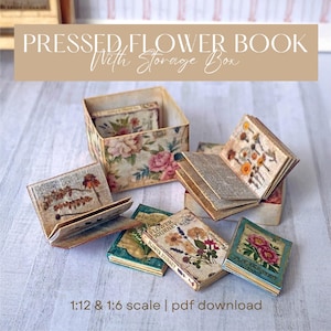 Può includere: Una collezione di libri in miniatura di fiori pressati e una scatola portaoggetti. I libri presentano disegni floreali e texture di carta invecchiata. La scatola e i libri sono decorati con rose rosa e altri fiori. Il testo sull'immagine recita "PRESSED FLOWER BOOK With Storage Box".