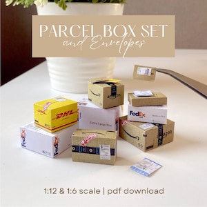 以下が含まれることがあります： DHL、FedEx、Amazonのブランドが入った、ミニチュアの小包箱と封筒のコレクション。箱は、黄色、白、茶色など、さまざまなサイズと色があります。画像には「PARCEL BOX SET and Envelopes」というテキストも含まれています。