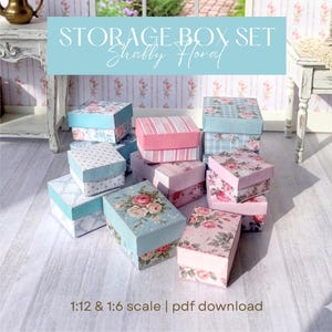 Puede incluir: Una colección de cajas de almacenamiento en miniatura en varios colores pastel, incluyendo rosa, azul y blanco. Las cajas presentan diseños florales y estampados, con el texto "STORAGE BOX SET Shabby Floral" en la parte superior. Las cajas son a escala 1:12 y 1:6.