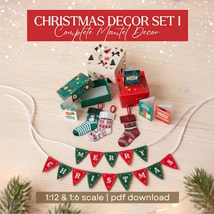 Puede incluir: Un set de decoración navideña en miniatura que incluye dos cajas de regalo, tres calcetines pequeños, cuatro tarjetas de felicitación diminutas y dos banderines con el texto MERRY CHRISTMAS. Escala 1:12 y 1:6, disponible en descarga PDF.
