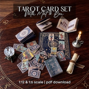 Könnte beinhalten: Ein Miniatur-Tarotkartenset mit Matte und Box, mit einem Kartenspiel, kleinen Büchern und einer Kerze. Der Satz enthält den Text "TAROT CARD SET With Mat & Box" und "1:12 & 1:6 scale | pdf download".