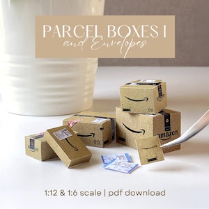 Può includere: Scatole e buste per pacchi in miniatura, con il logo Amazon stampato sopra. Le scatole sono di cartone marrone e sono disposte su una superficie bianca. Il testo sull'immagine recita "PARCEL BOXES I and Envelopes" e "1:12 & 1:6 scale | pdf download".
