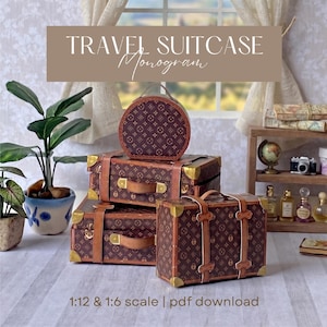 Könnte beinhalten: Ein Set aus drei Miniatur-Reisekoffern mit braunem Monogramm-Muster, ausgestattet mit goldfarbenen Metalleckenschützern sowie braunen Griffen und Riemen in Lederoptik. Der Text TRAVEL SUITCASE Monogram und 1:12 & 1:6 scale | pdf download ist sichtbar.