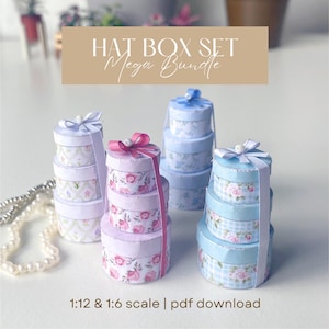 Può includere: Un set di scatole per cappelli in miniatura in vari colori pastello, impilate in arrangiamenti a strati. Le scatole sono decorate con motivi floreali, nastri e fiocchi. Il testo "HAT BOX SET Mega Bundle" è visualizzato sopra.