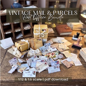 Può includere: Una collezione di posta e pacchi in miniatura vintage che include piccoli pacchetti avvolti con spago bianco, numerose buste con francobolli e lettere scritte a mano. Il set include un classificatore di posta in legno e un diario marrone.