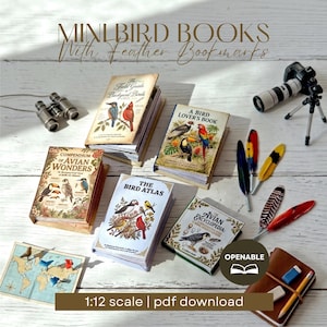 Könnte beinhalten: Miniaturbücher mit Feder-Lesezeichen im Maßstab 1:12. Titel sind The Field Guide to Backyard Birds, A Bird Lover's Book, Compendium of Avian Wonders, The Bird Atlas und The Avian Encyclopedia. Enthält eine Karte, ein Fernglas und eine Kamera.