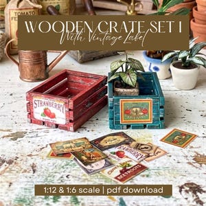 Può includere: Un set di cassette di legno in miniatura, una rossa e una turchese, con etichette in stile vintage. La cassetta rossa presenta un'etichetta di fragole, mentre quella turchese ha un'etichetta di sciroppo d'acero. Diverse etichette aggiuntive sono sparse nelle vicinanze.