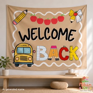Może przedstawiać: Beżowa tkanina ścienna z napisem WELCOME BACK czarnymi literami. Wzór zawiera żółty autobus szkolny, ołówek, girlandę z czerwonych jabłek oraz kokardę wykonaną z grafik papieru i ołówków. Krawędź stanowi biała, falista linia.