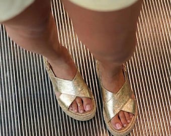 Sandalias de plataforma tipo alpargata de piel dorada con tiras cruzadas para mujer