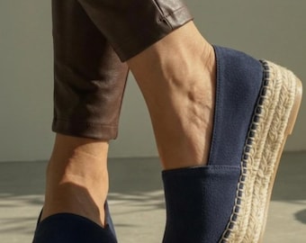 Alpargatas artesanais de couro, sapatos plataforma azul-marinho, amarração artesanal em juta.