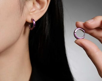 Orecchini a cerchio Huggie da 13 mm in titanio anodizzato effetto arcobaleno