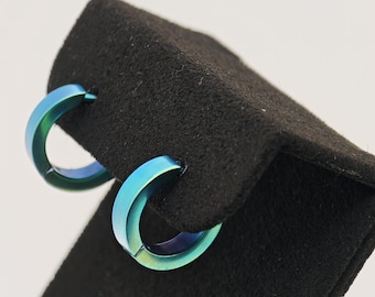 Blauwgroen geanodiseerde titanium Huggie-oorringen Hypoallergeen diameter van 13 mm