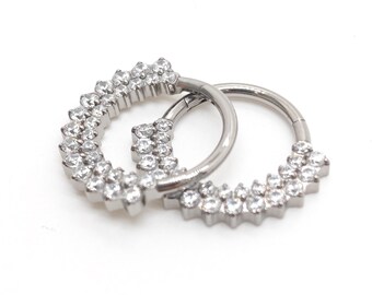 Titanium ring met zirkonia steentjes en kliksluiting