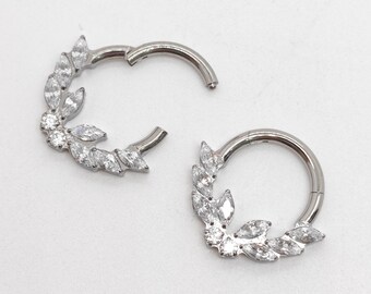 Bloemvormige, met zirkonia ingelegde titanium segmentringen, delicate, sprankelende helix piercing oorbellen