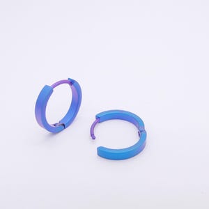 Titanörhängen Anodiserade Blå Hypoallergena 15 mm Diameter