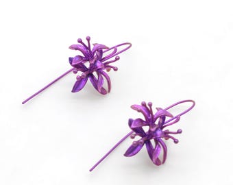 Fioletowe anodowane tytanowe kolczyki z kwiatowym nawlekaczem