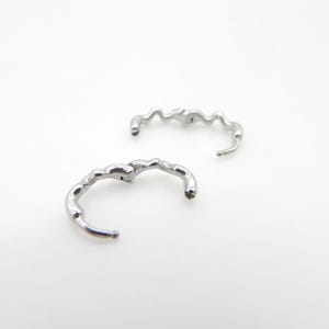 Titanium oorbel hypoallergene golvende Huggie-oorbellen afbeelding 5