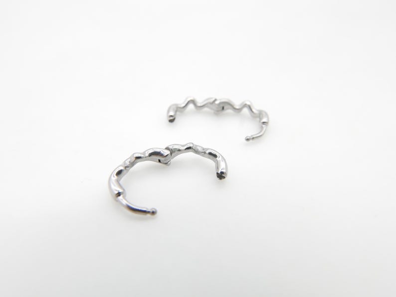 Titanium oorbel hypoallergene golvende Huggie-oorbellen afbeelding 5