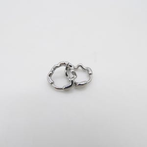 Titanium oorbel hypoallergene golvende Huggie-oorbellen afbeelding 4