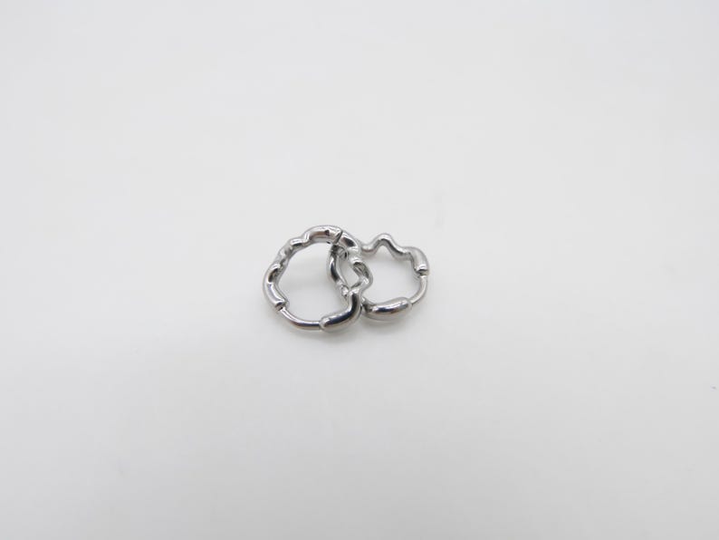 Titanium oorbel hypoallergene golvende Huggie-oorbellen afbeelding 4