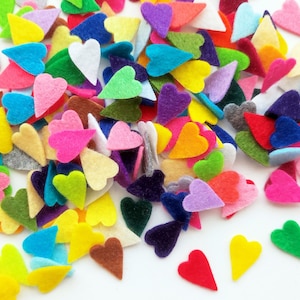Kleine vilten hartjes in gemengde kleuren, uitsteekvormpjes voor tafeldecoratie, Valentijnsdagdecor, knutselversieringen miniharten