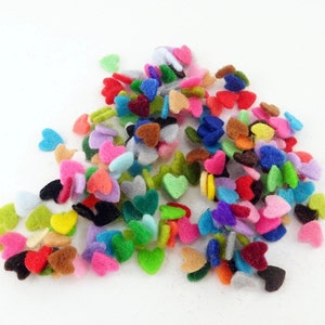 Kleine vilten hartjes in gemengde kleuren, kleine feestconfettien, kleine knutseldecoraties