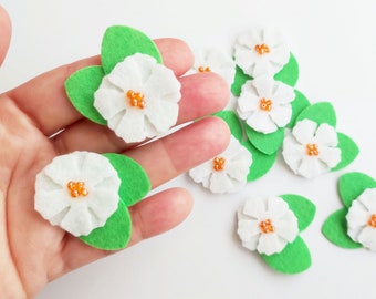 Aplique de flores de fieltro, flores blancas y hojas verdes, adorno para coser o pegar, adornos para lazos y clips