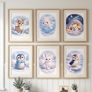 Puede incluir: Seis impresiones artísticas enmarcadas con adorables animales de invierno. Las impresiones incluyen un ciervo, una beluga, un oso polar en un iglú, un pingüino con bufanda, un conejo blanco y un pingüino en un témpano de hielo. Cada impresión tiene un marco de madera clara.