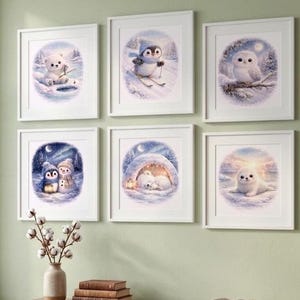 Puede incluir: Seis impresiones artísticas enmarcadas con escenas invernales con animales adorables. Las impresiones representan un oso polar pescando, un pingüino esquiando, un búho en una rama, un par de pingüinos con un muñeco de nieve, dos osos polares en un iglú y una foca.