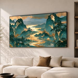 Può includere: Una stampa artistica da parete rettangolare raffigurante un paesaggio con montagne color ottanio e oro, un fiume tortuoso e alberi di pino. L'opera mostra una scena serena con cime stratificate, un cielo dorato luminoso e un piccolo ponte.