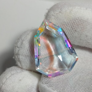 Regenbogen-Zaubertopas-Edelstein im Fantasy-Schliff, 21 Karat, Größe 26 x 19 x 7 mm, geeignet für Halsketten und Schmuckherstellung