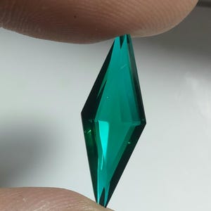 Grüner Turmalin aus dem Labor, schildförmig (24 x 8 x 5,5 mm), 5,2 Karat, Edelstein für Halsketten und Schmuckherstellung