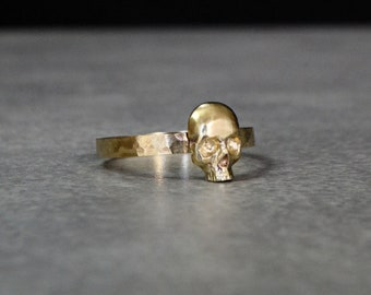 Anillo de calavera de oro de 14 quilates Memento Mori calavera gótica joyería de boda alternativa anillo de aniversario compromiso apilable