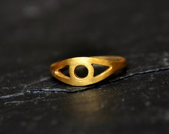 Anillo de ojo que todo lo ve, anillo de mal de ojo de oro, anillo de ojo protector, joyería de mal de ojo, anillo de caballero de buena suerte vermeil de nudillo apilable