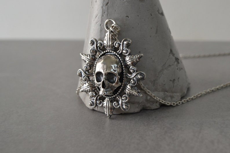 Collier tête de mort ovale gothique, bijoux Art nouveau victoriens, collier gothique, bijoux de style vintage en argent sterling image 2