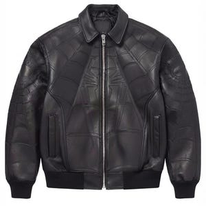 Puede incluir: Una chaqueta bomber de cuero negro con un sutil patrón de telaraña en relieve en la parte delantera y las mangas. La prenda cuenta con un cuello clásico, una cremallera metálica plateada, dos bolsillos laterales y puños y dobladillo de canalé negro.