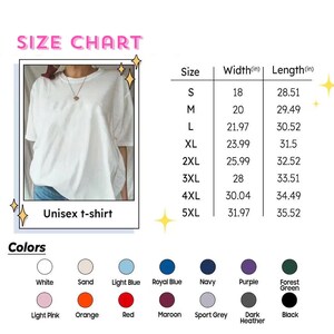 Puede incluir: Una tabla de tallas para una camiseta unisex, con medidas en pulgadas. La tabla incluye tallas S a 5XL, con anchos y largos correspondientes. Las opciones de color incluyen blanco, arena, azul claro, azul real, marino, morado, verde bosque, rosa claro, naranja, rojo, granate, gris deportivo, gris oscuro y negro.