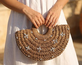 Kleine geweven zomerhandtas verfraaide halve maan stro met strassbloemen