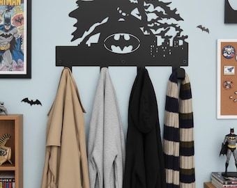 Wieszak na ubrania Batman Gotham Skyline, metalowy wieszak na ubrania z symbolem superbohatera i nietoperza, organizer do przedpokoju z sylwetką Mrocznego Rycerza, metalowy wieszak ścienny na ubrania z bohaterem komiksu