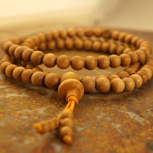 Mala en bois de santal de Mysore • Perles de prière en bois de santal aromatique authentiques • Perles de mala en bois de santal • 3 entretoises • Bracelet en bois de santal • 6 mm • 3273