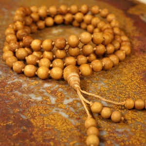 Mala en bois de santal de Mysore, perles de prière, collier, bracelet authentiques de haute qualité de 7 mm avec un pompon en perles 2395