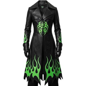 Puede incluir: Abrigo largo de cuero negro con diseños de llamas y tribales verdes. El abrigo tiene un cuello con solapas, mangas largas y cierre de botón. Los diseños de llamas verdes adornan las mangas y el dobladillo, con un diseño tribal en el pecho.