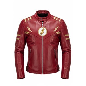 Puede incluir: Chaqueta de cuero roja con detalles dorados, incluyendo diseños de rayos y rayas. Tiene cuello redondo y cremallera central. El pecho presenta un emblema blanco y dorado. La chaqueta tiene dos bolsillos con cremallera.